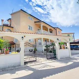 https://apartments-villa-amfora.in-istria.net